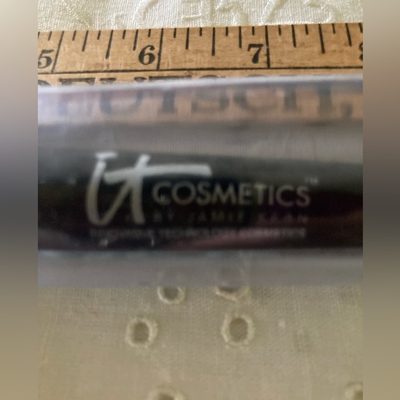 IT COSMETICS 9” Powder Brush NWT - Picture 3 of 7